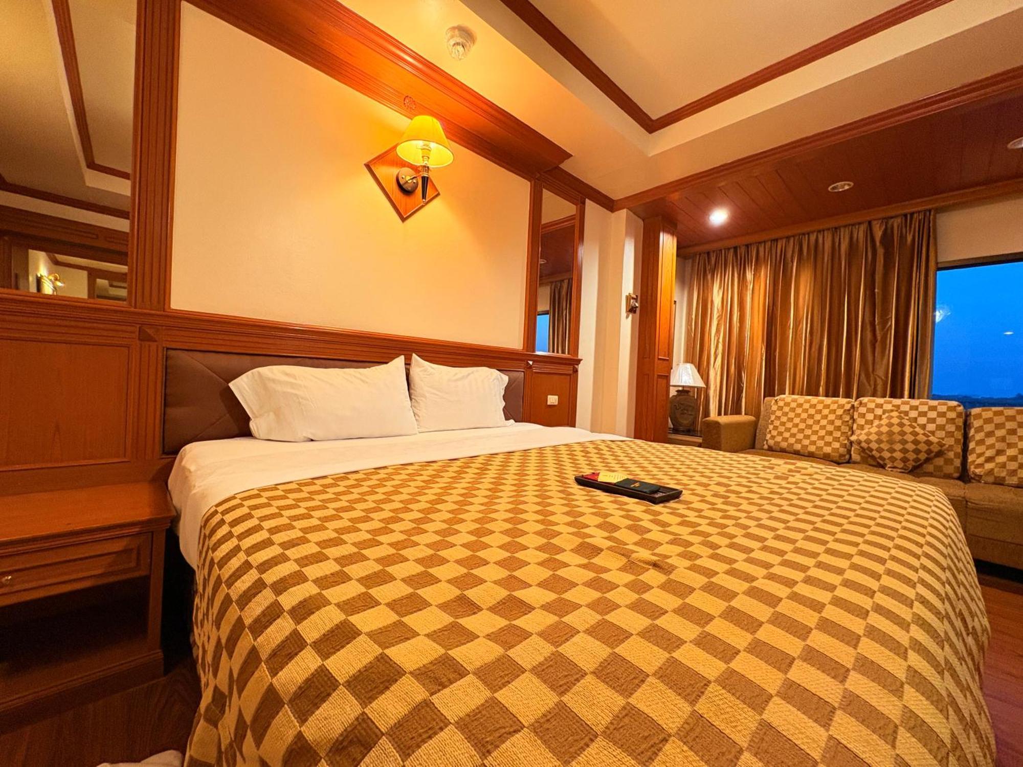 Taksilahotel Маха Саракхам Екстериор снимка